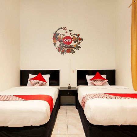 Oyo 529 Hotel Paninda Медан Экстерьер фото