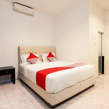 Oyo 529 Hotel Paninda Медан Экстерьер фото