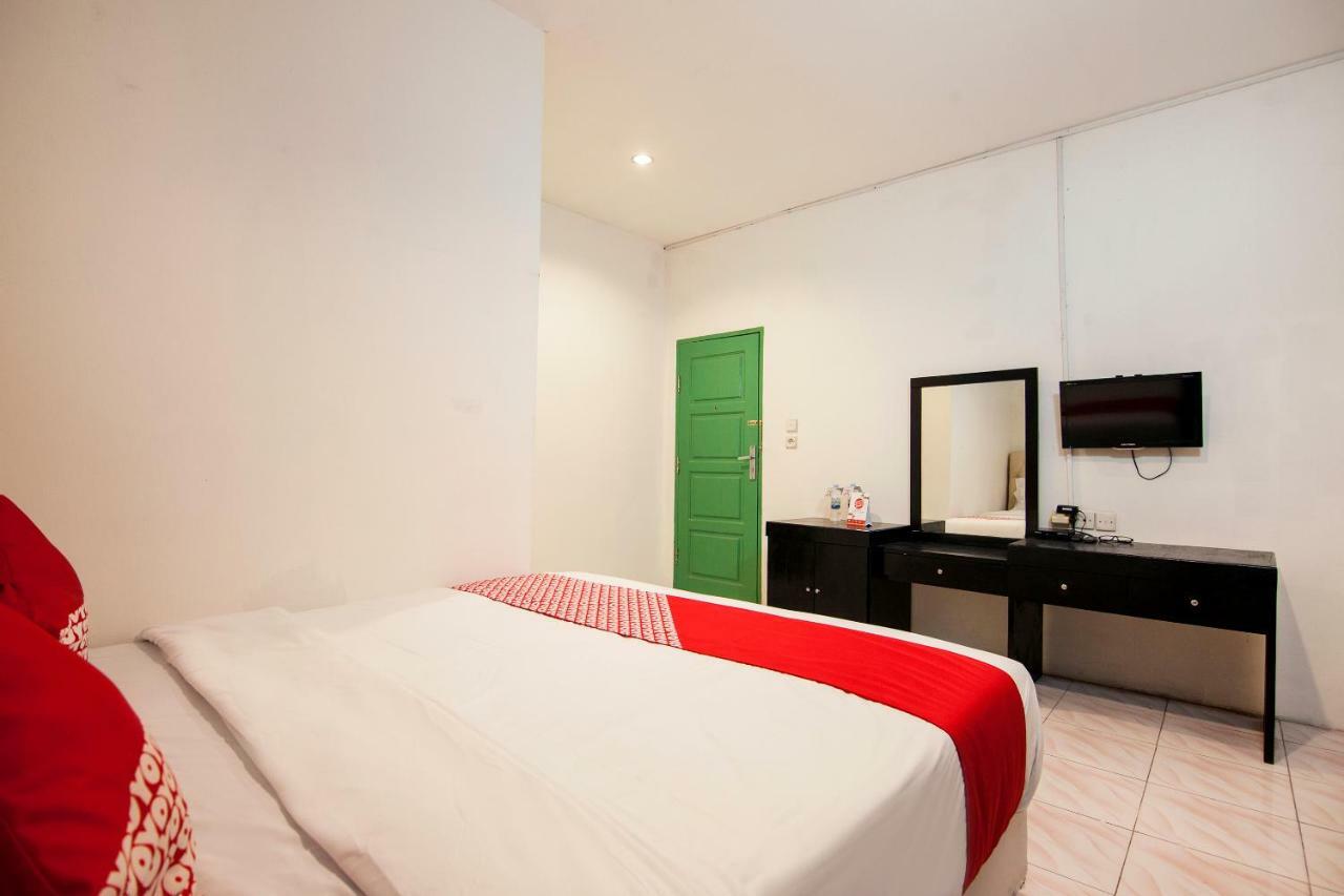 Oyo 529 Hotel Paninda Медан Экстерьер фото